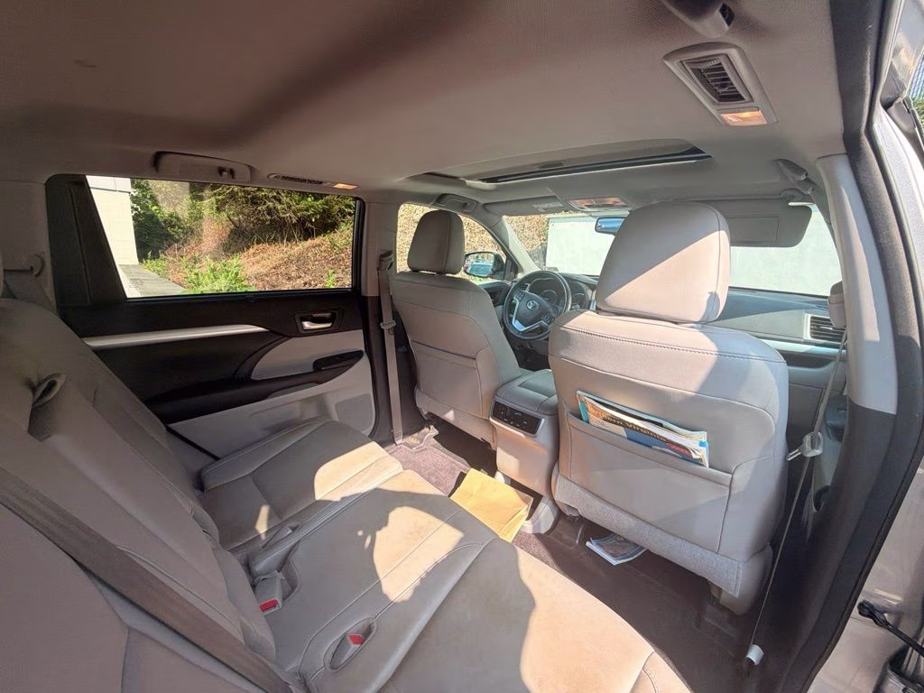 2016 Silver Toyota Highlander XLE V6 AWD SUV