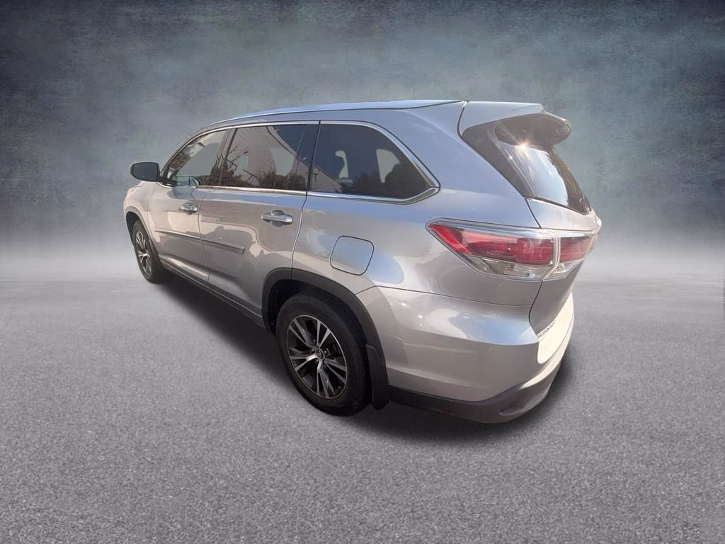 2016 Silver Toyota Highlander XLE V6 AWD SUV