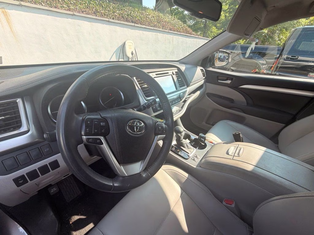 2016 Silver Toyota Highlander XLE V6 AWD SUV