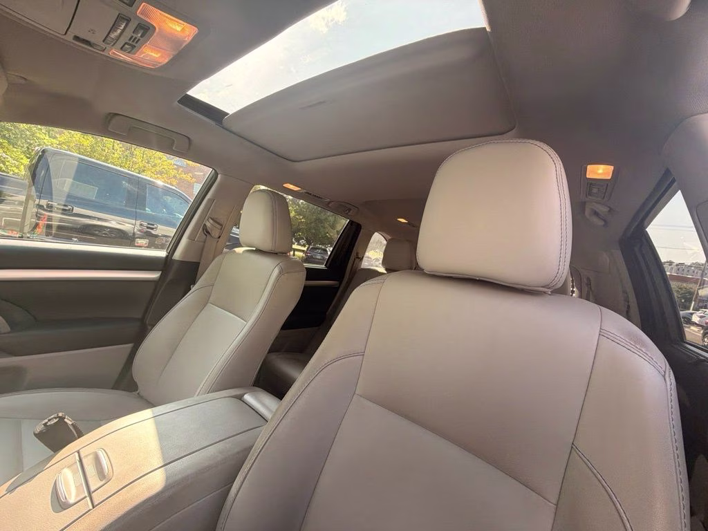 2016 Silver Toyota Highlander XLE V6 AWD SUV
