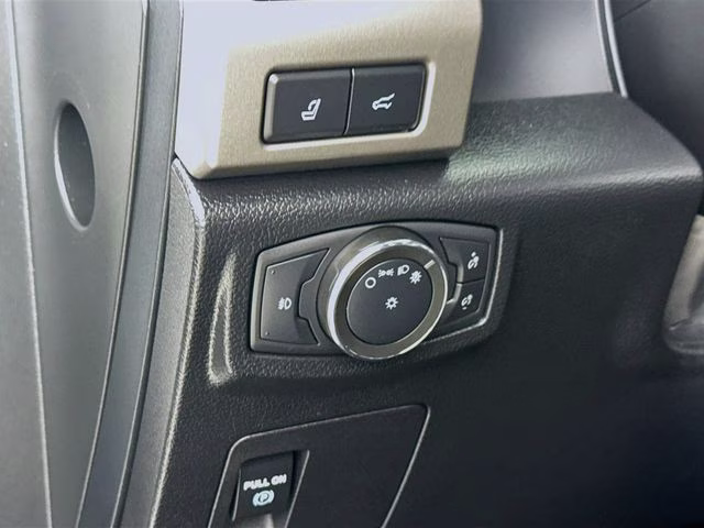 2020 Oxford White Ford Expedition XLT RWD SUV