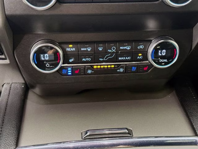 2020 Oxford White Ford Expedition XLT RWD SUV
