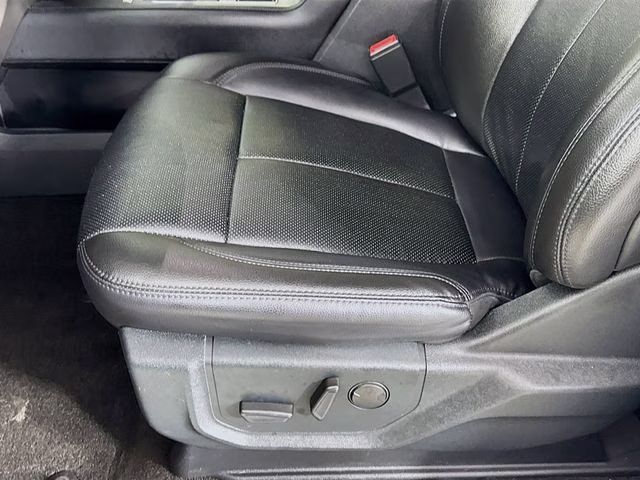 2020 Oxford White Ford Expedition XLT RWD SUV