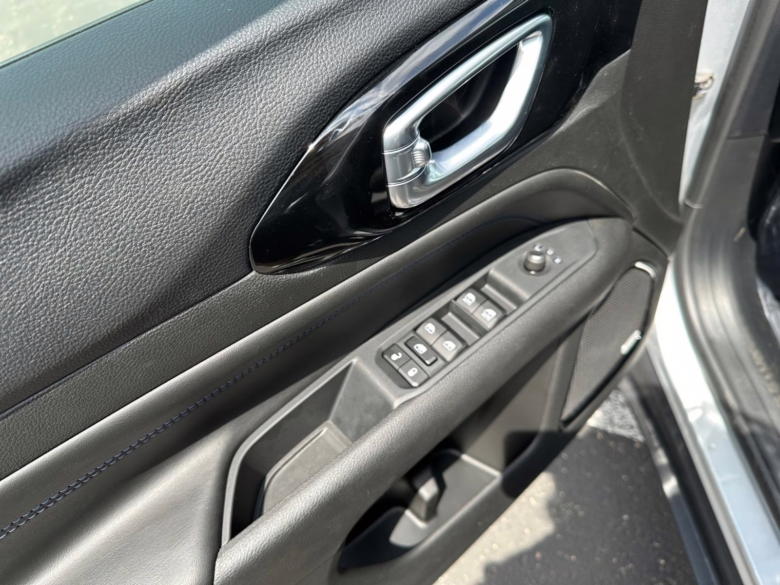 2025 Silver Zynith Metallic Clearcoat Jeep Compass Limited 4X4 SUV