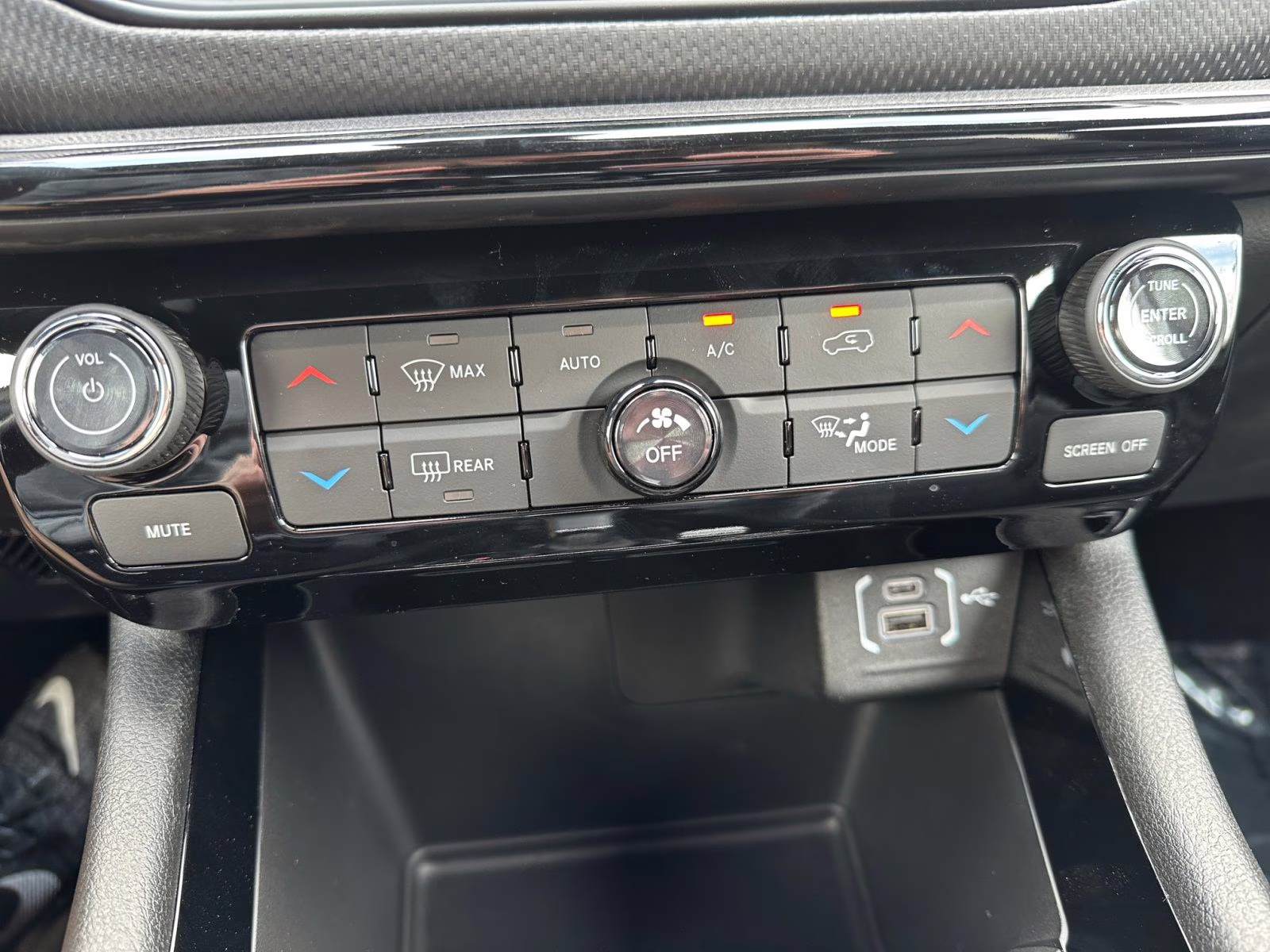 2025 Silver Zynith Metallic Clearcoat Jeep Compass Limited 4X4 SUV