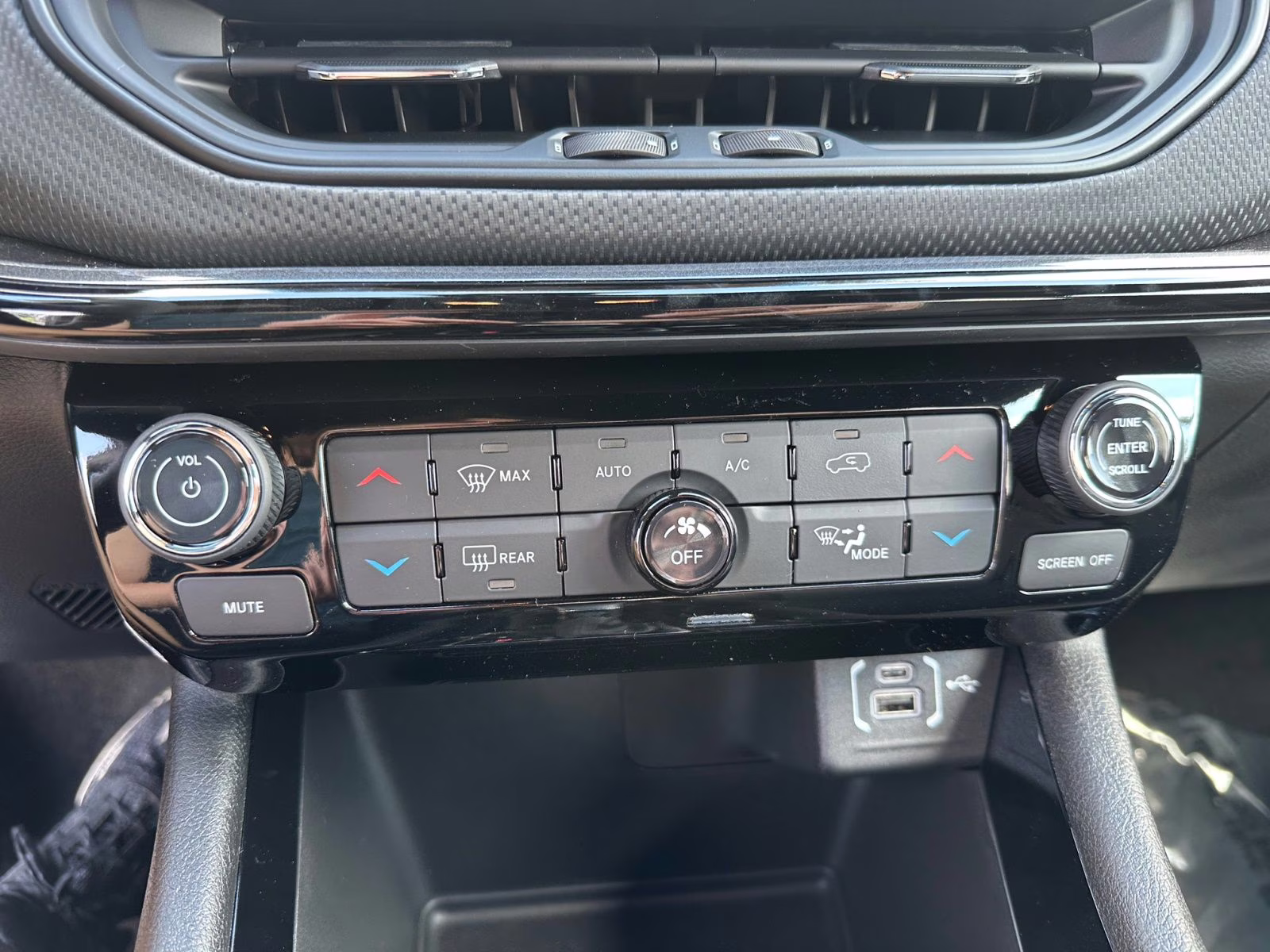 2025 Silver Zynith Metallic Clearcoat Jeep Compass Limited 4X4 SUV