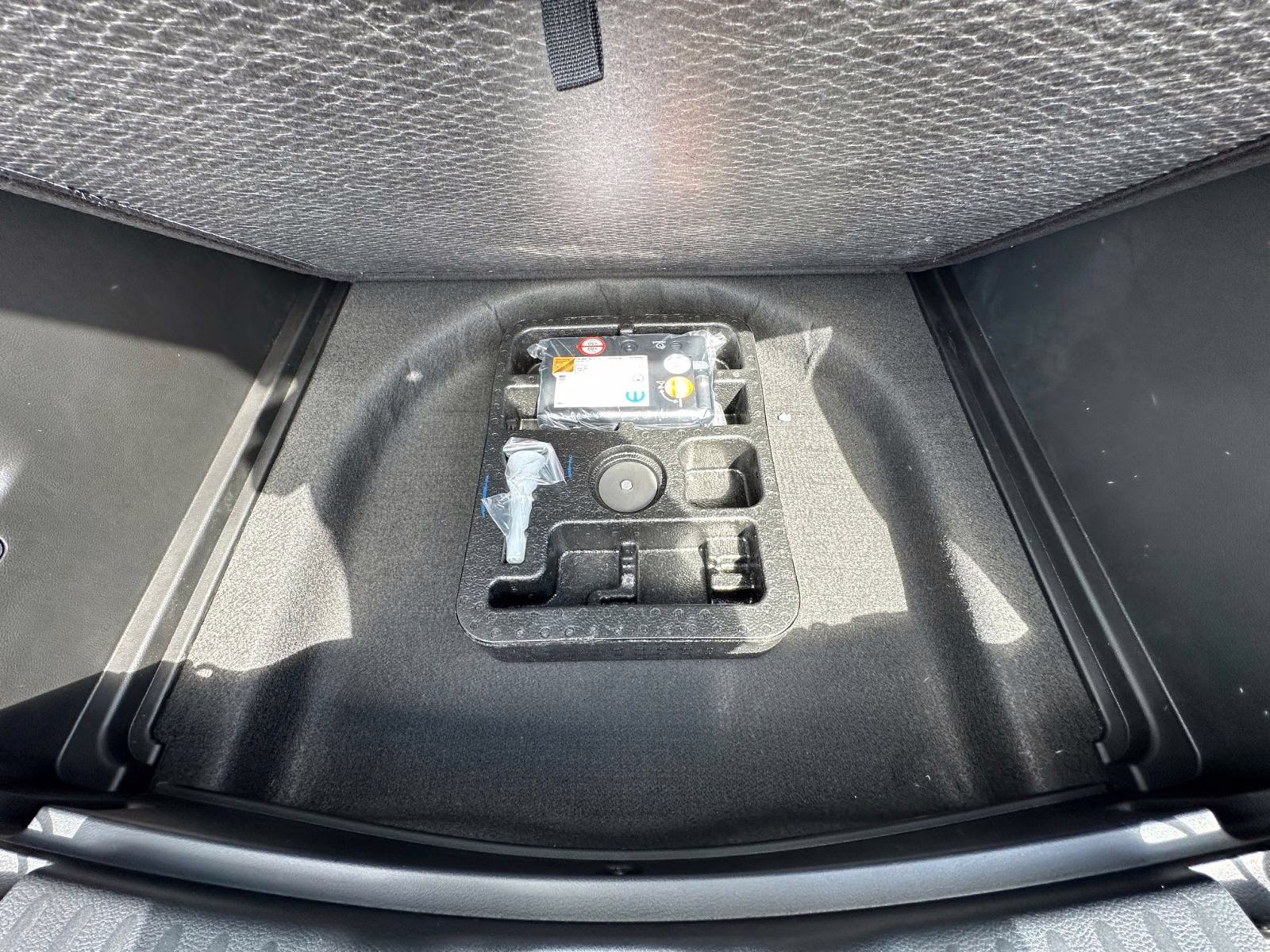 2025 Silver Zynith Metallic Clearcoat Jeep Compass Limited 4X4 SUV