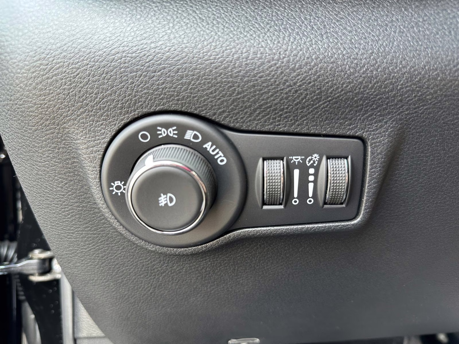 2025 Diamond Black Crystal Pearlcoat Jeep Compass Limited 4X4 SUV