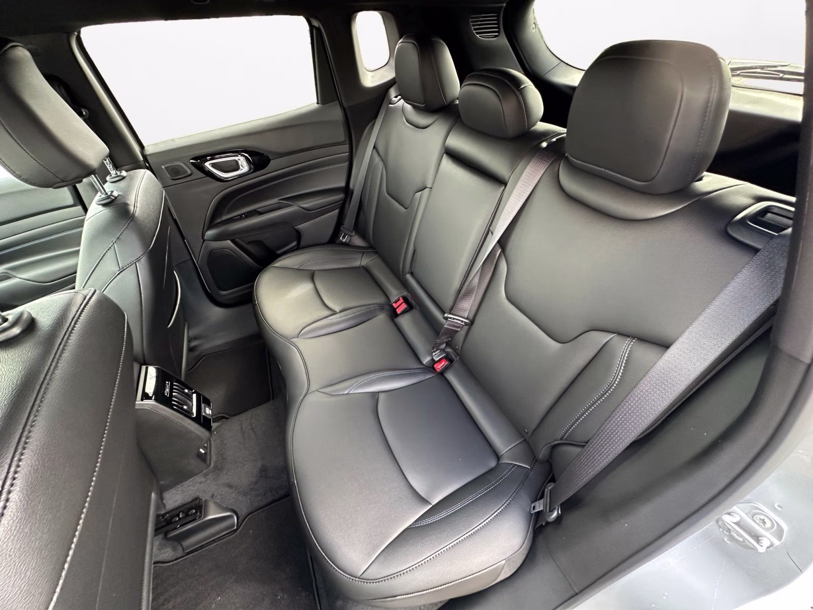 2025 Silver Zynith Metallic Clearcoat Jeep Compass Limited 4X4 SUV