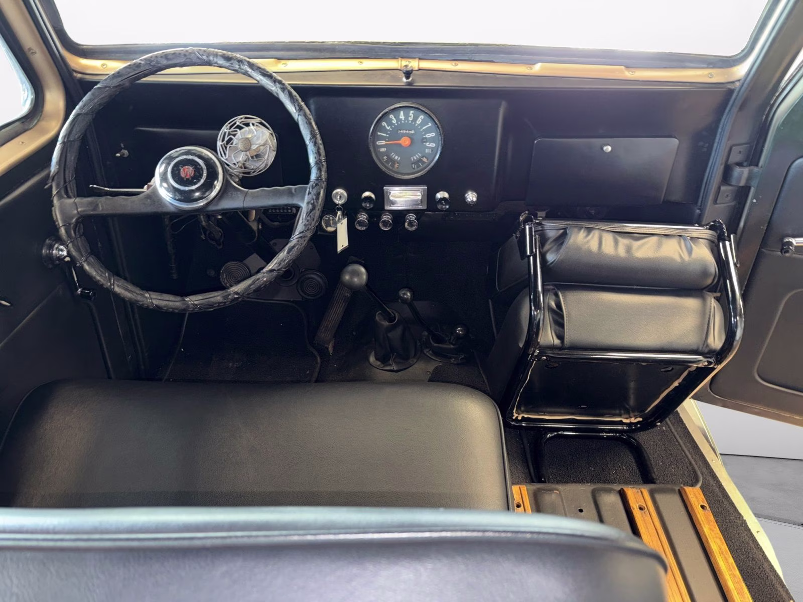 1962 Gray Jeep Jeep Jeep Crossover