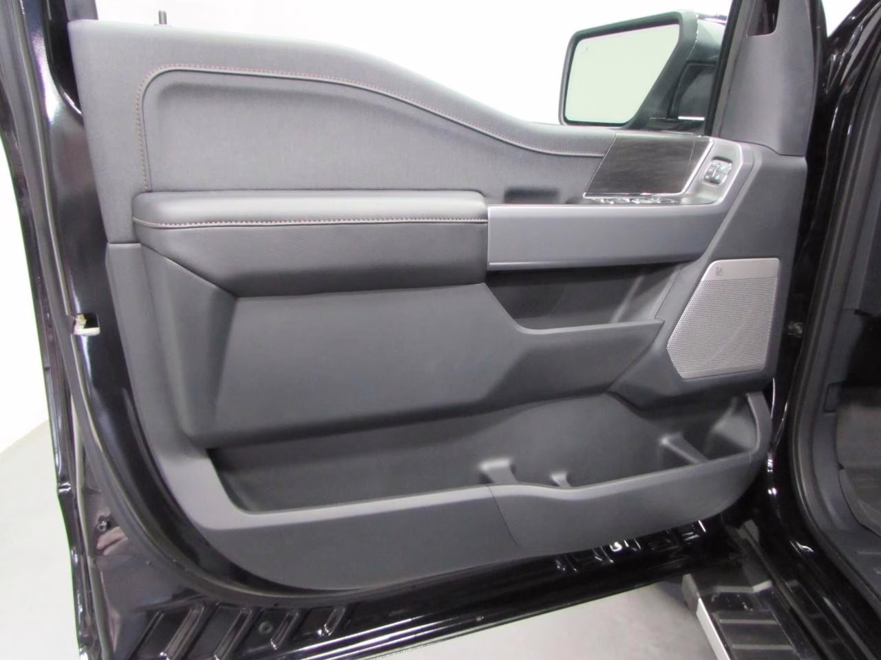 2025 Agate Black Metallic Ford F-150 Lariat 4X4 Truck