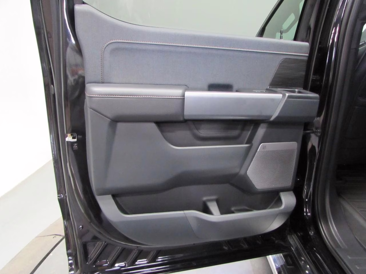 2025 Agate Black Metallic Ford F-150 Lariat 4X4 Truck