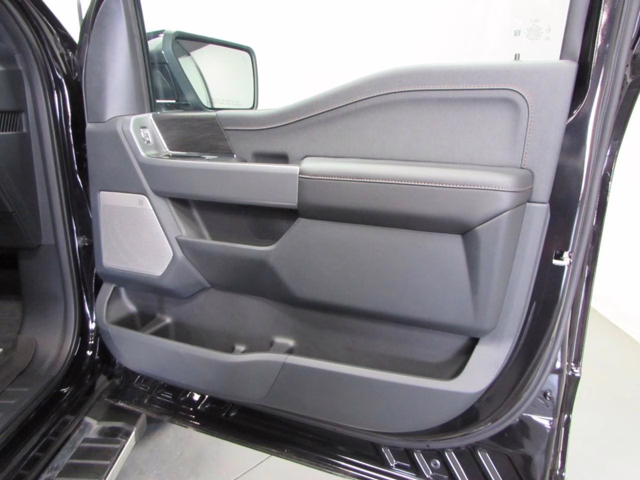 2025 Agate Black Metallic Ford F-150 Lariat 4X4 Truck