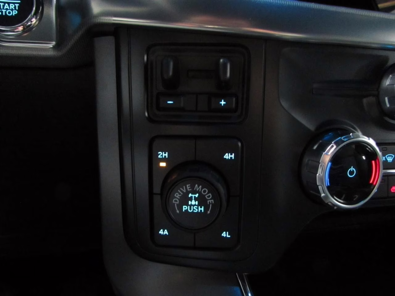 2025 Agate Black Metallic Ford F-150 Lariat 4X4 Truck