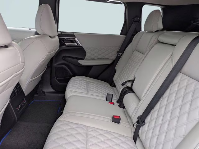 2025 White Diamond Mitsubishi Outlander PHEV SEL 4X4 SUV