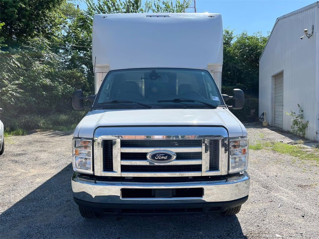 2023 Oxford White Ford E-450SD Base RWD Truck