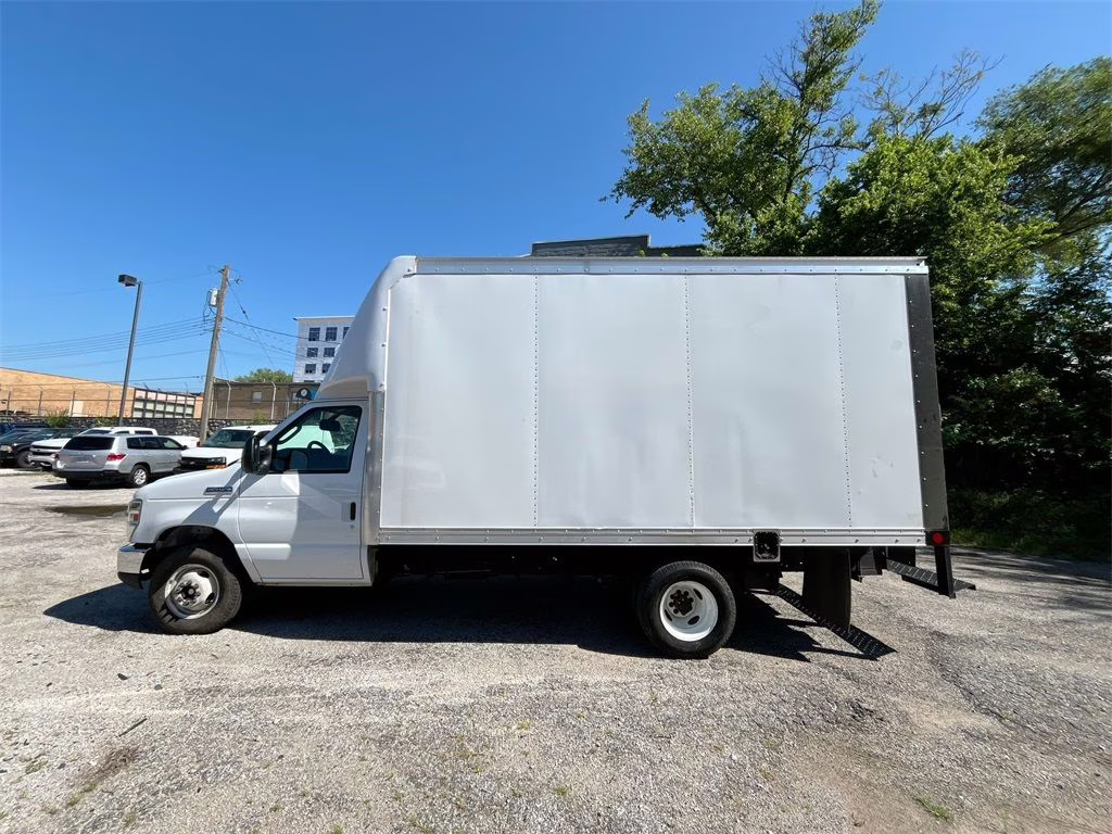 2023 Oxford White Ford E-450SD Base RWD Truck