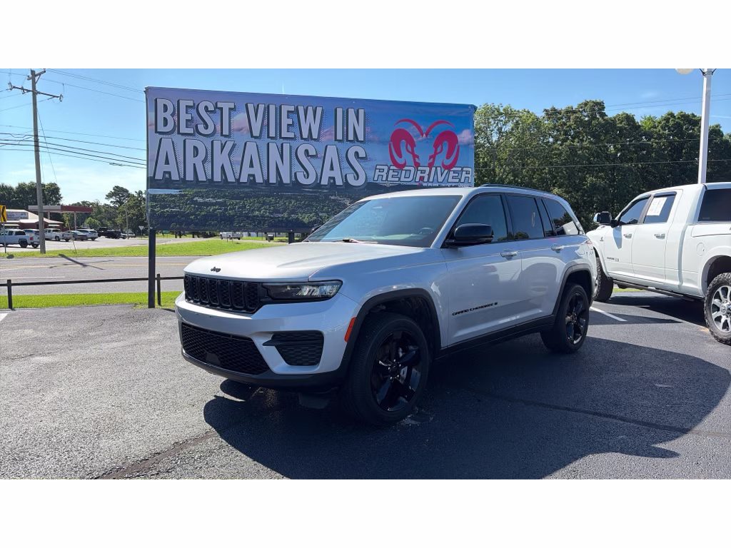 2025 Silver Jeep Grand Cherokee Laredo 4X4 Crossover