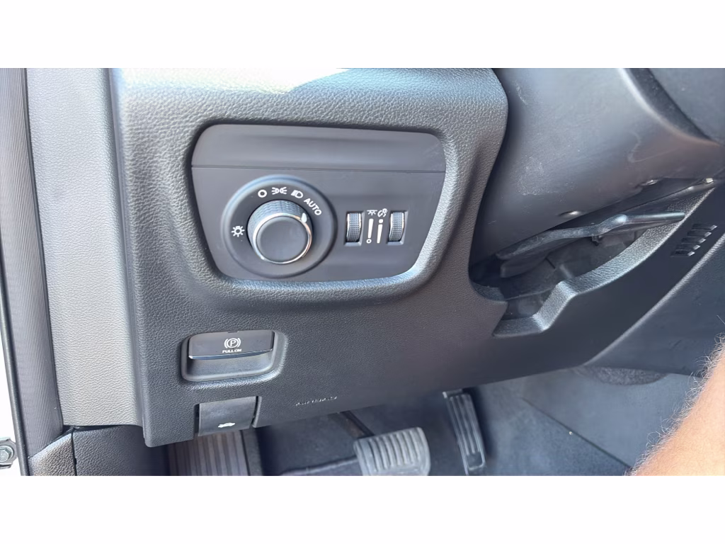 2025 Silver Jeep Grand Cherokee Laredo 4X4 Crossover