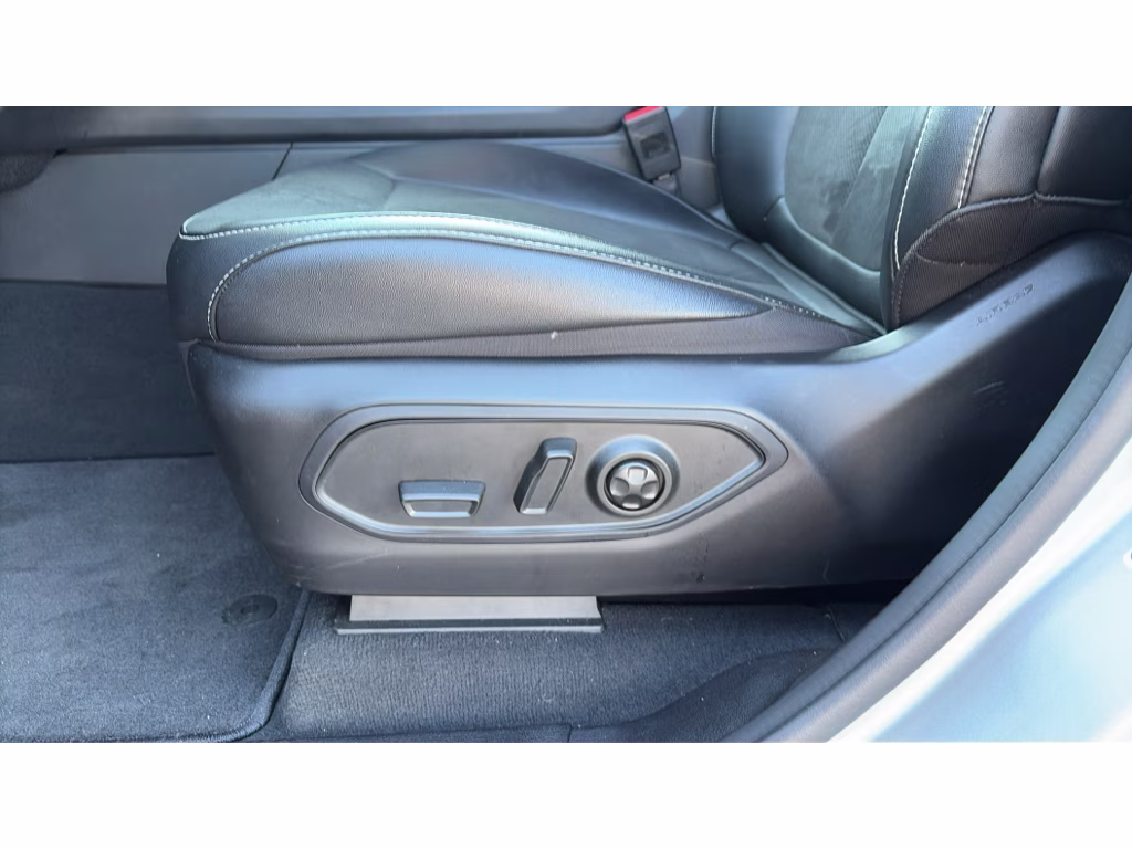 2025 Silver Jeep Grand Cherokee Laredo 4X4 Crossover
