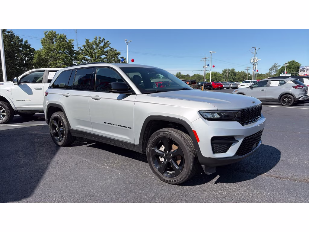 2025 Silver Jeep Grand Cherokee Laredo 4X4 Crossover