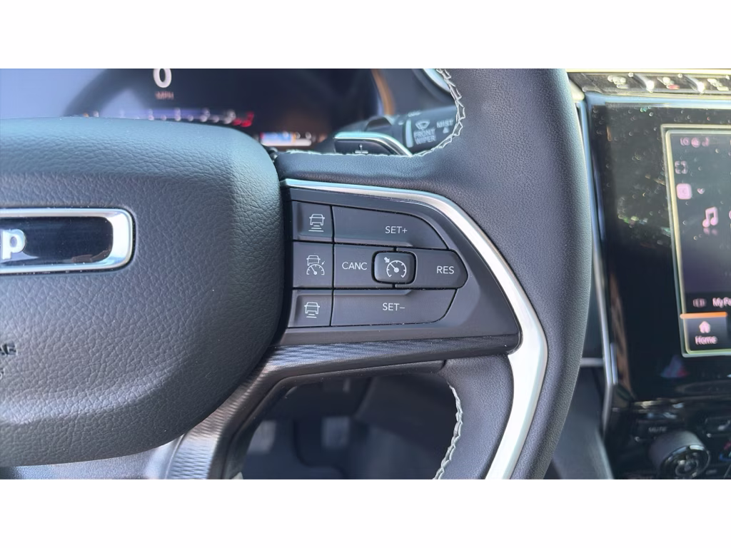 2025 Silver Jeep Grand Cherokee Laredo 4X4 Crossover
