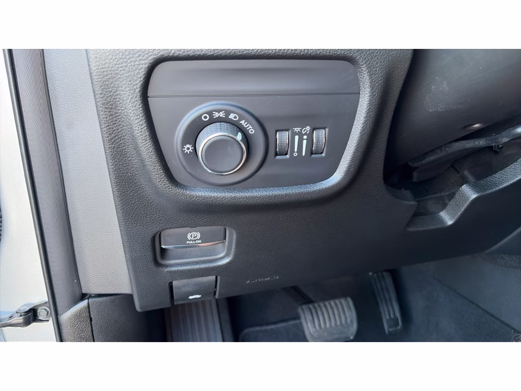 2025 Silver Jeep Grand Cherokee Laredo 4X4 Crossover