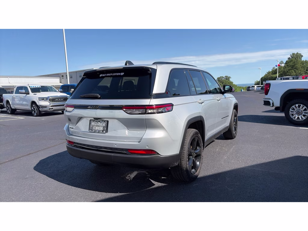 2025 Silver Jeep Grand Cherokee Laredo 4X4 Crossover