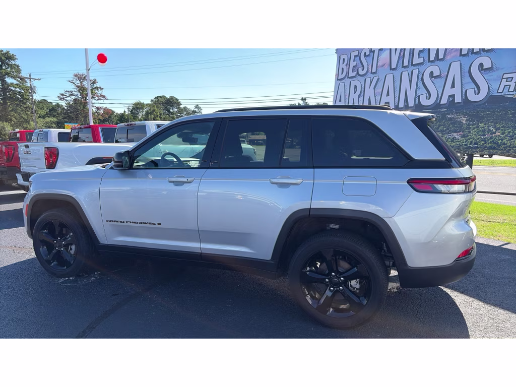 2025 Silver Jeep Grand Cherokee Laredo 4X4 Crossover