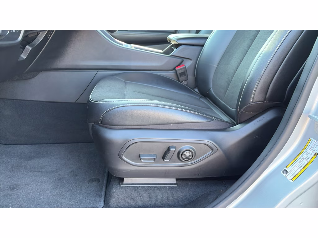2025 Silver Jeep Grand Cherokee Laredo 4X4 Crossover