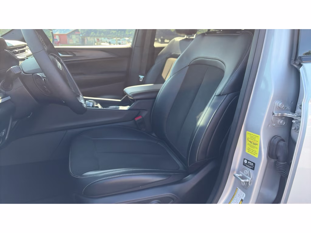 2025 Silver Jeep Grand Cherokee Laredo 4X4 Crossover