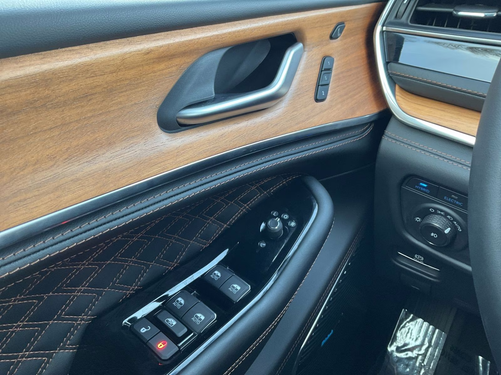 2024 Diamond Black Crystal Pearlcoat Jeep Grand Cherokee Summit Reserve 4xe 4X4 SUV