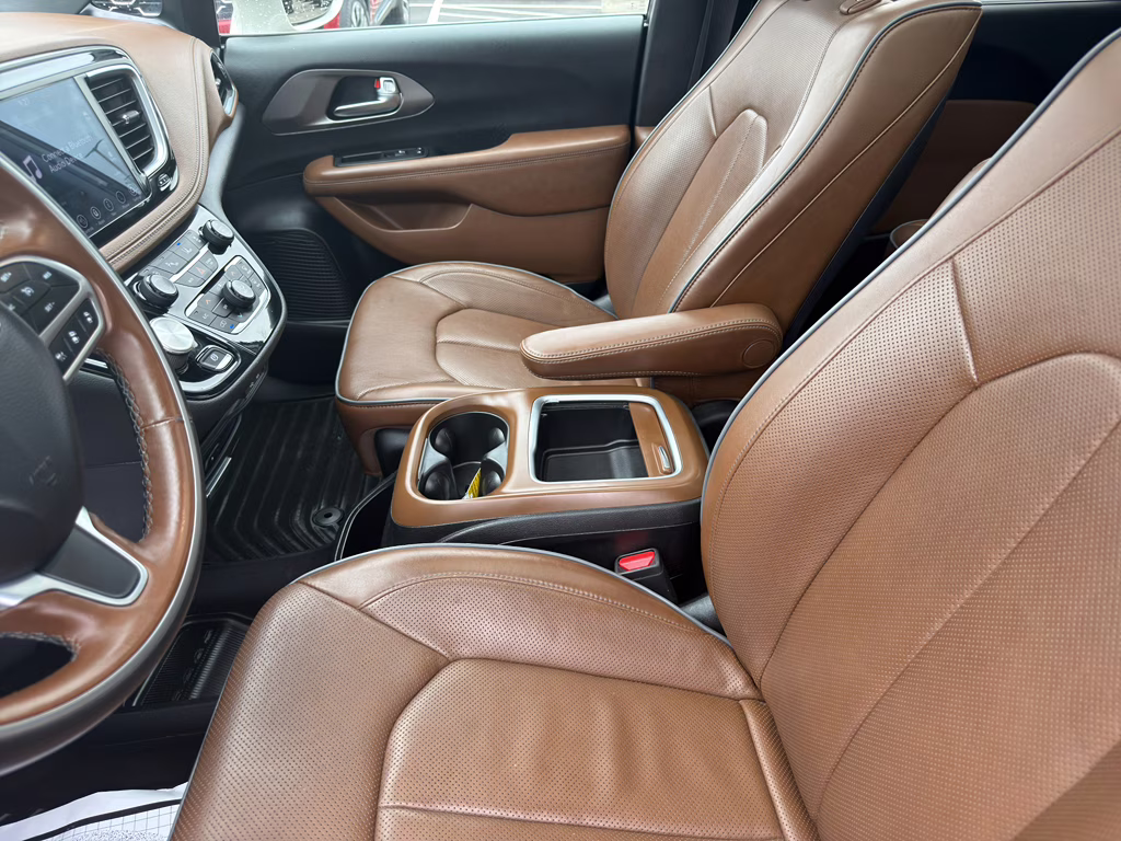 2020 Luxury White Pearlcoat Chrysler Pacifica Hybrid Limited FWD Van