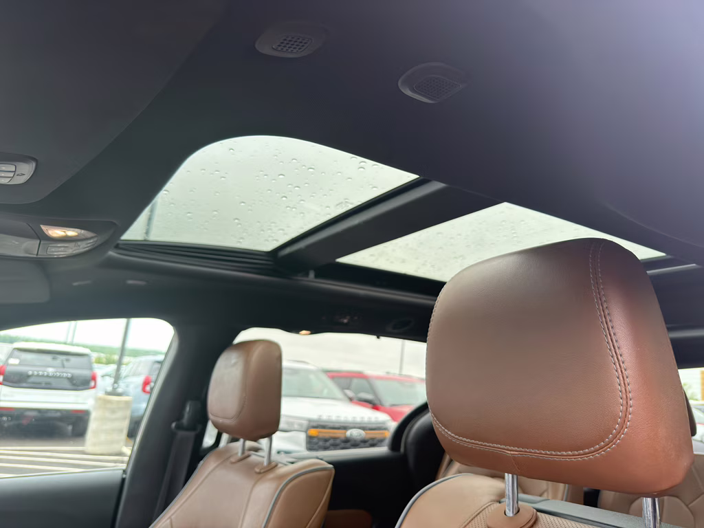 2020 Luxury White Pearlcoat Chrysler Pacifica Hybrid Limited FWD Van