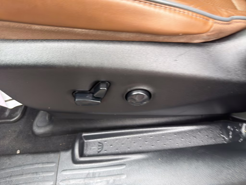 2020 Luxury White Pearlcoat Chrysler Pacifica Hybrid Limited FWD Van