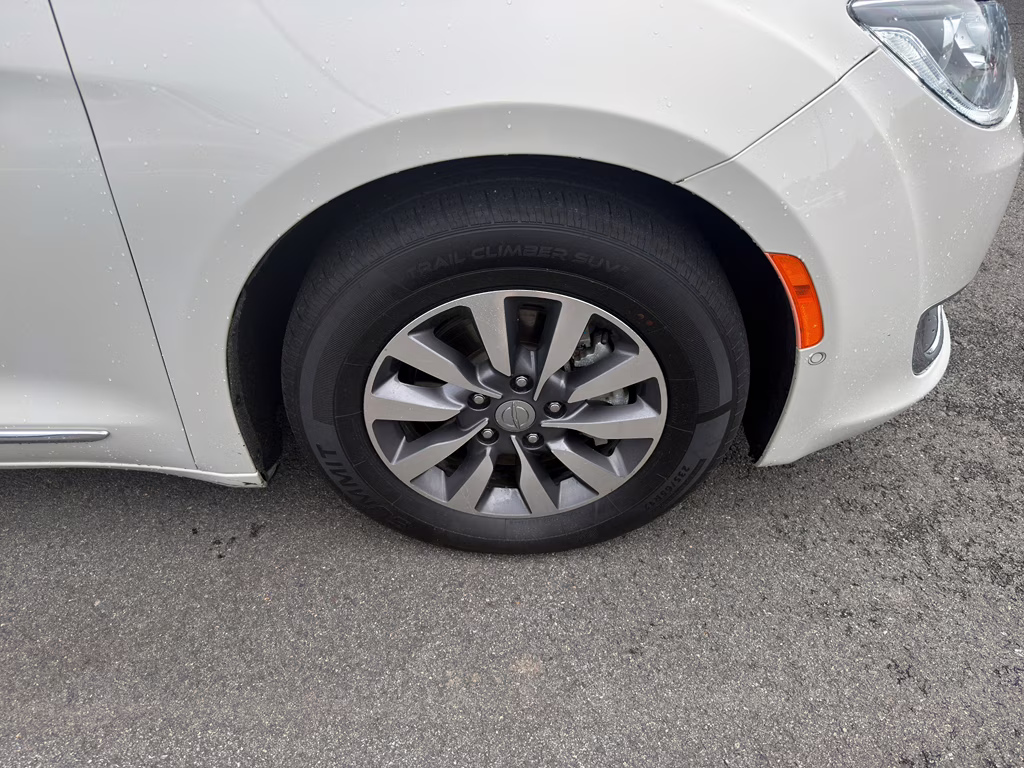 2020 Luxury White Pearlcoat Chrysler Pacifica Hybrid Limited FWD Van