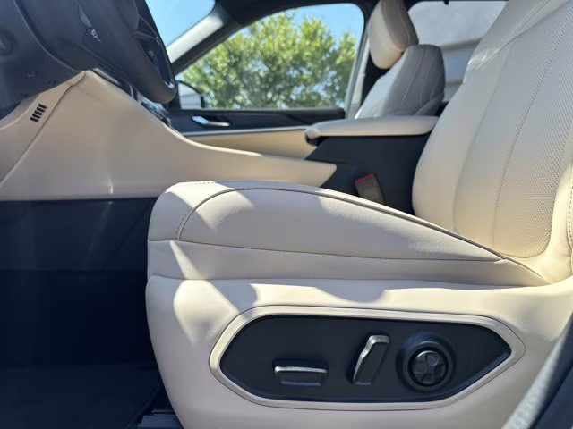 2025 Bright White Clearcoat Jeep Grand Cherokee L Limited 4X4 SUV