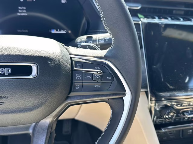 2025 Bright White Clearcoat Jeep Grand Cherokee L Limited 4X4 SUV