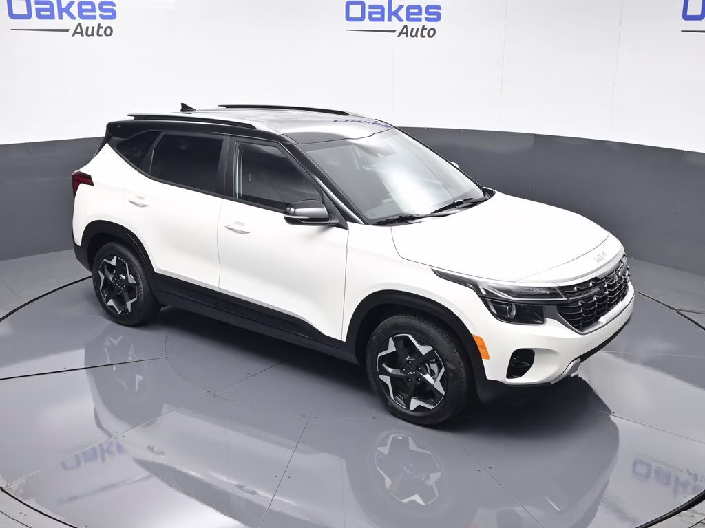 2026 Clear White/Black Roof Kia Seltos S FWD SUV