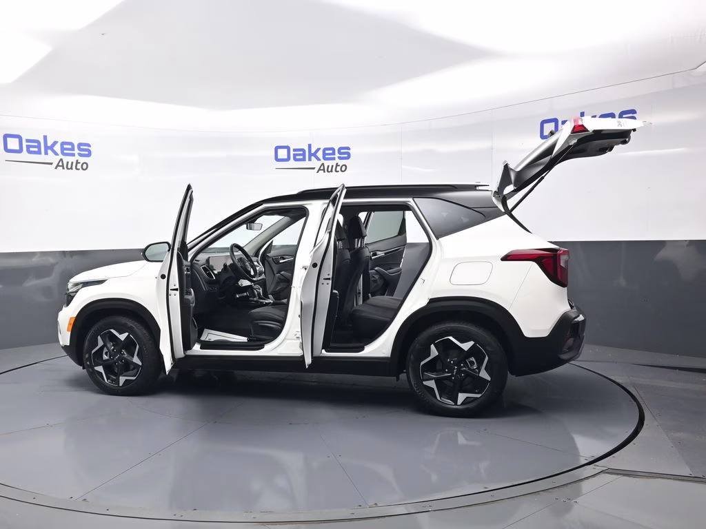 2026 Clear White/Black Roof Kia Seltos S FWD SUV