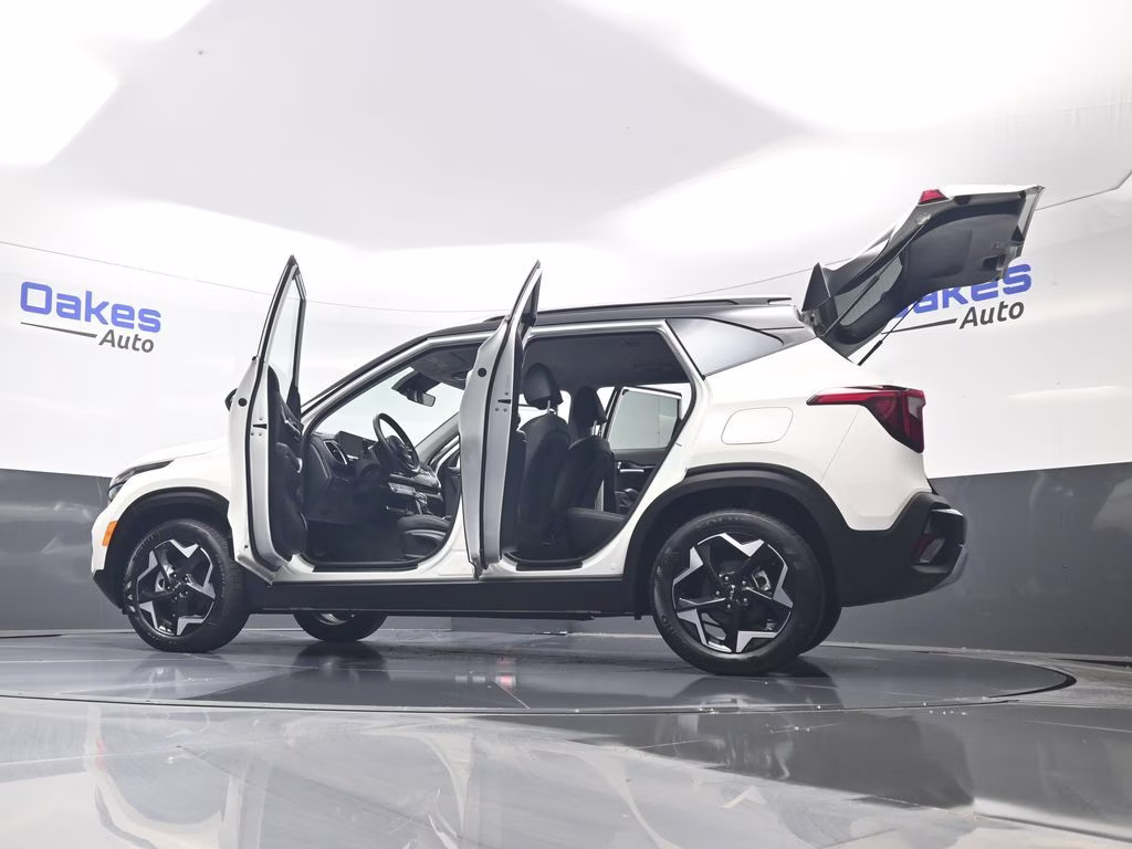 2026 Clear White/Black Roof Kia Seltos S FWD SUV