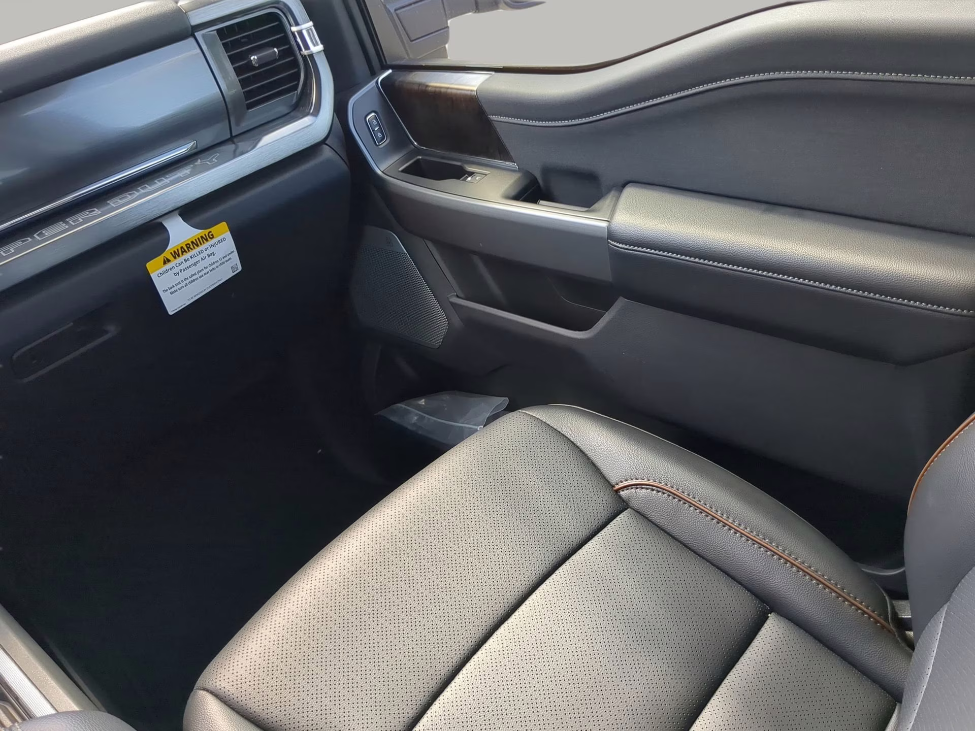 2025 Avalanche Ford Super Duty F-250 SRW LARIAT Crew Cab Pickup 4X4 Truck