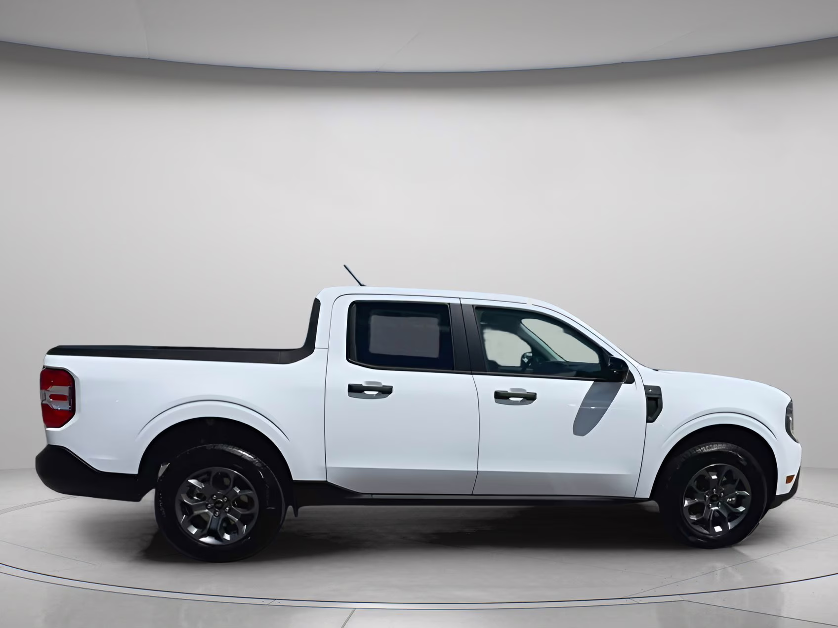 2025 Oxford White Ford Maverick XLT Crew Cab Pickup AWD Truck