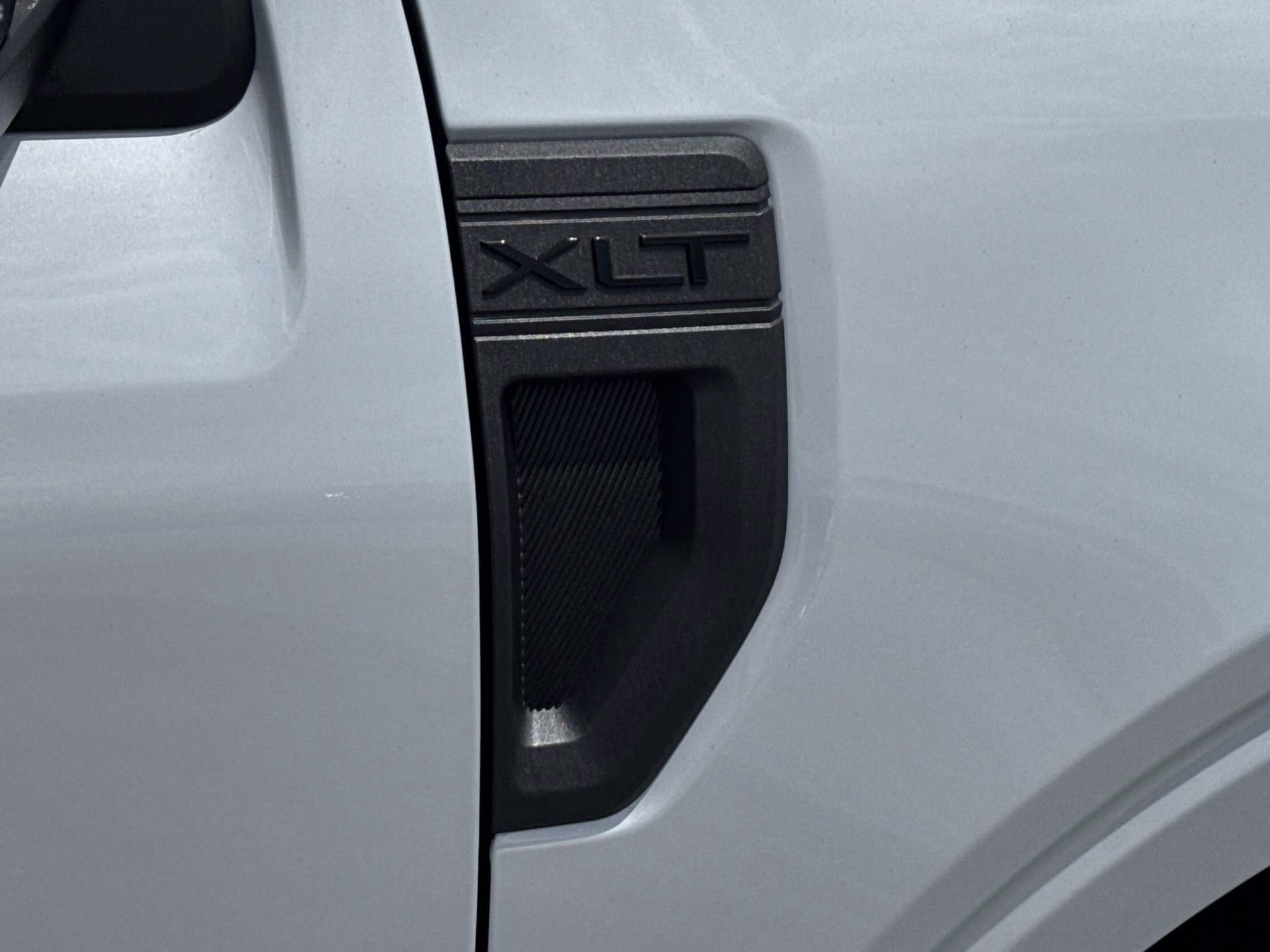 2025 Space White Metallic Ford Maverick XLT Crew Cab Pickup AWD Truck