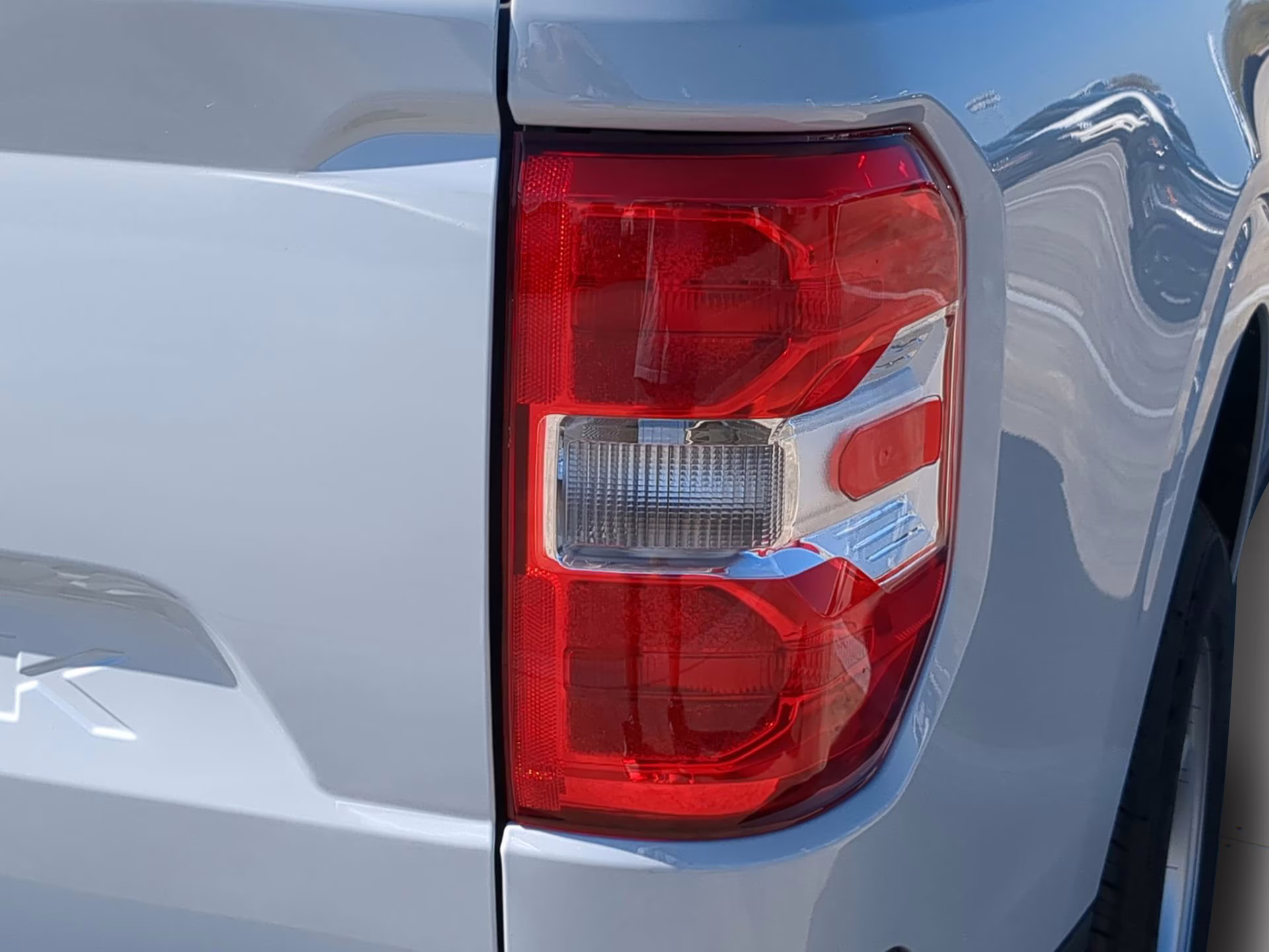 2025 White Metallic Ford Maverick XL Crew Cab Pickup FWD Truck