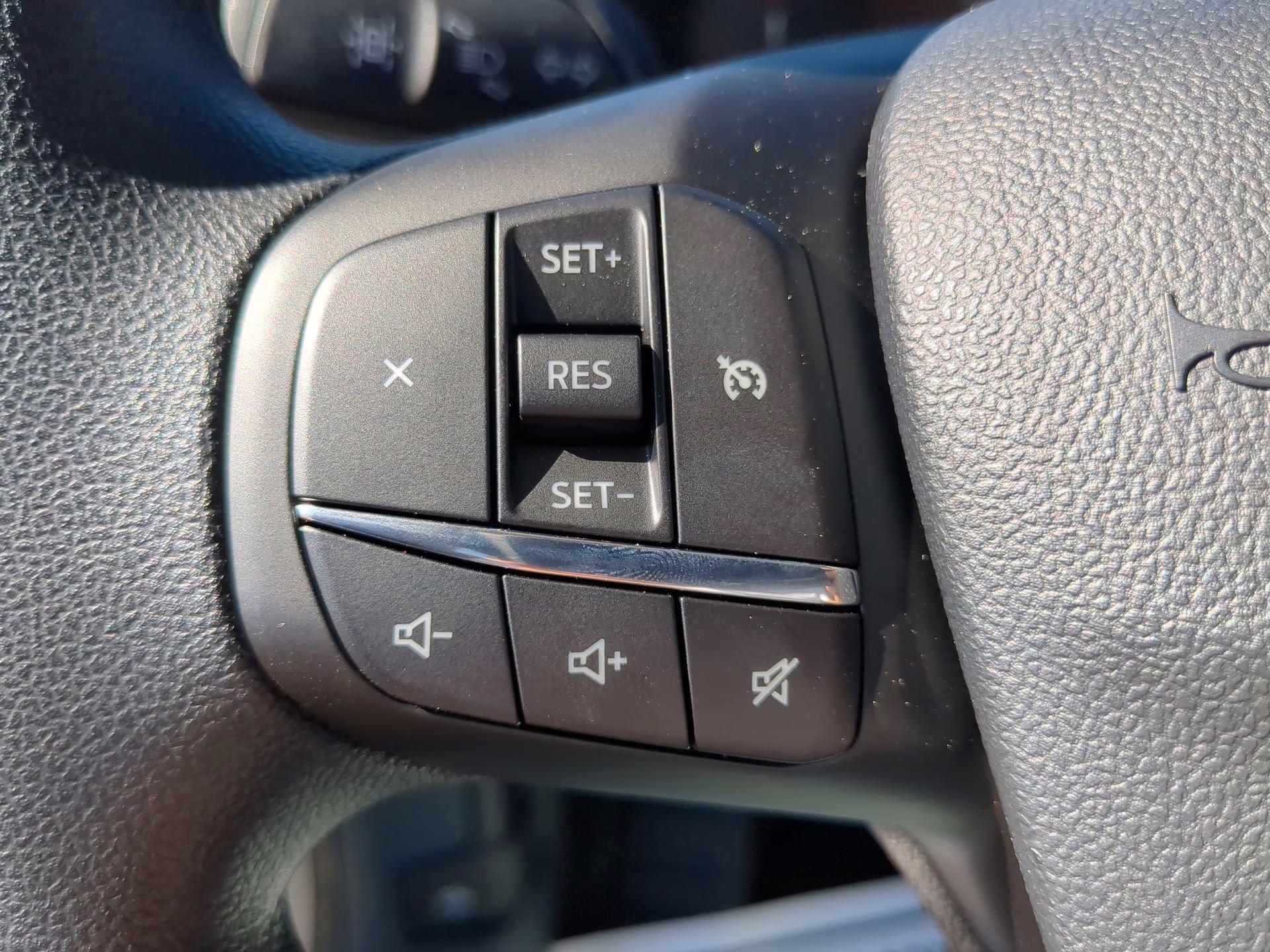 2025 White Metallic Ford Maverick XL Crew Cab Pickup FWD Truck