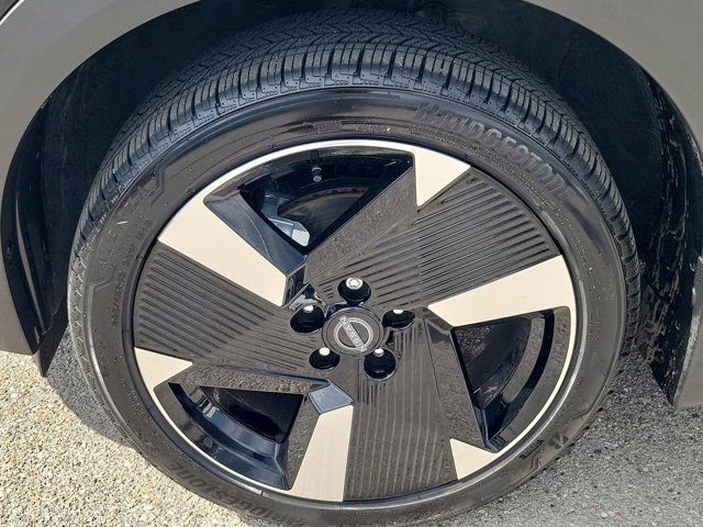 2025 Super Black Nissan Kicks SR FWD SUV