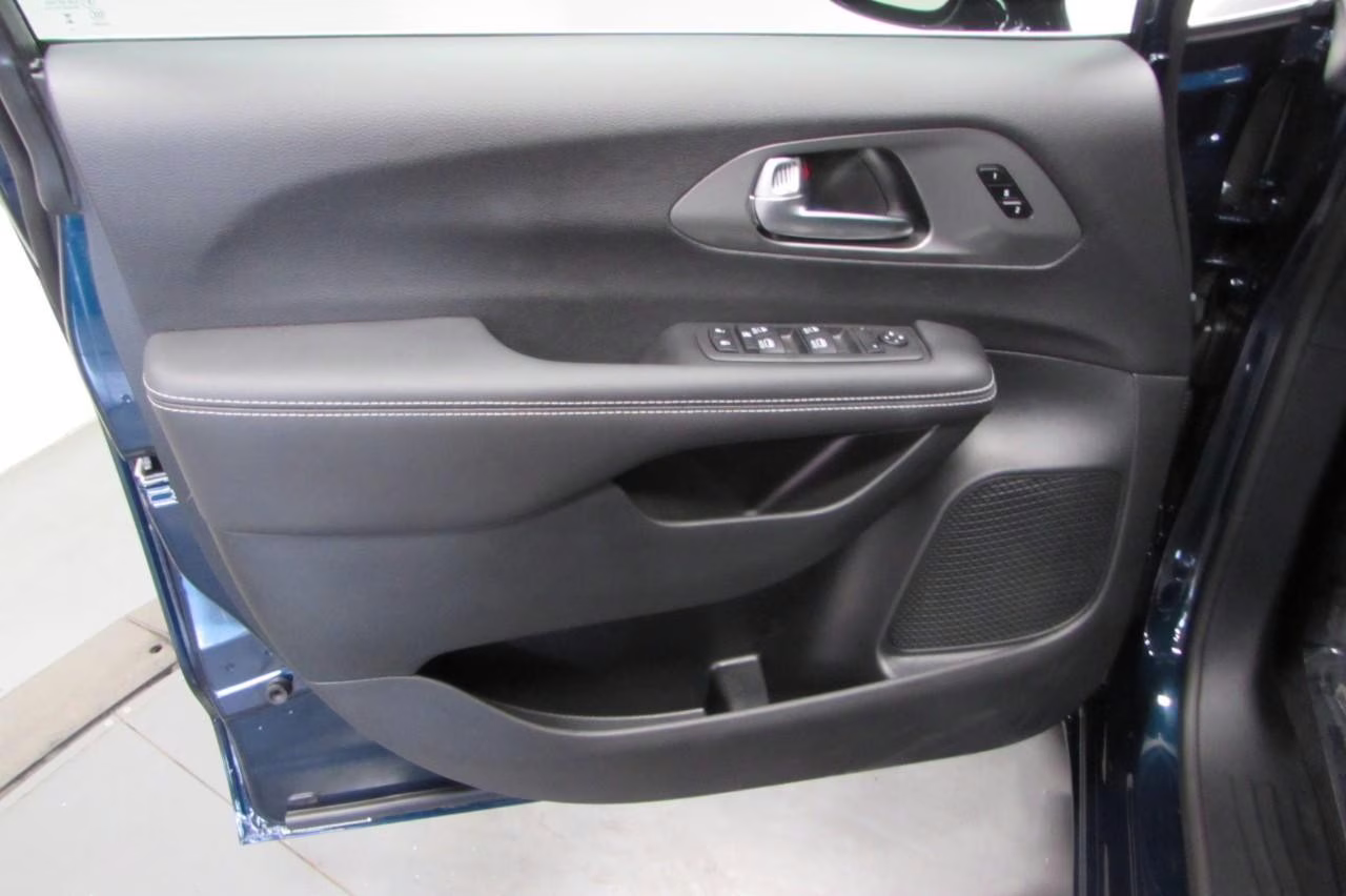 2025 Fathom Blue Pearlcoat Chrysler Pacifica Select FWD Van