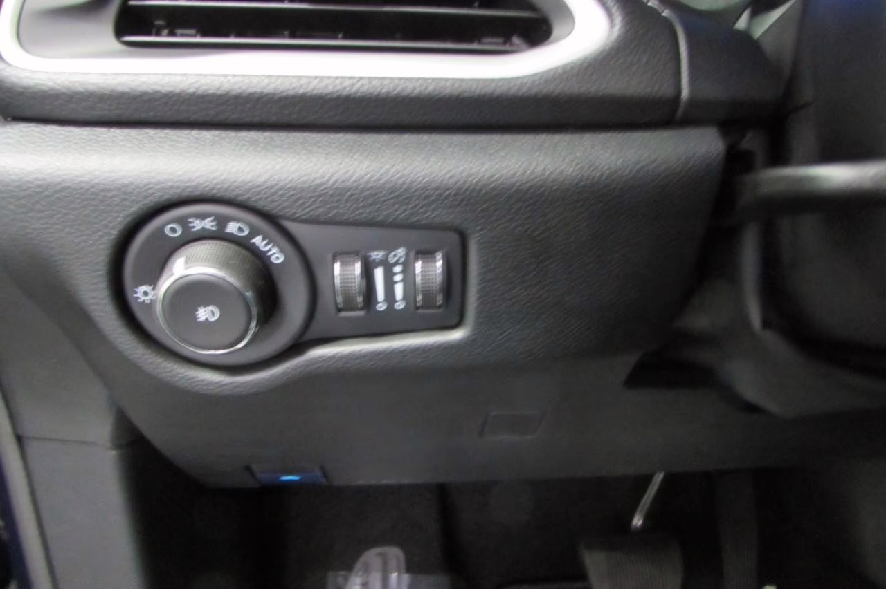 2025 Fathom Blue Pearlcoat Chrysler Pacifica Select FWD Van