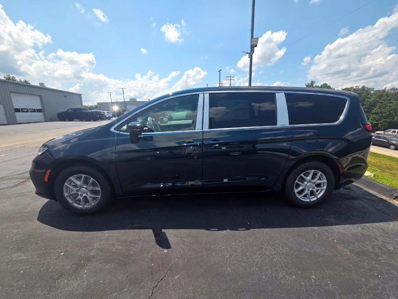 2025 Fathom Blue Pearlcoat Chrysler Pacifica Select FWD Van